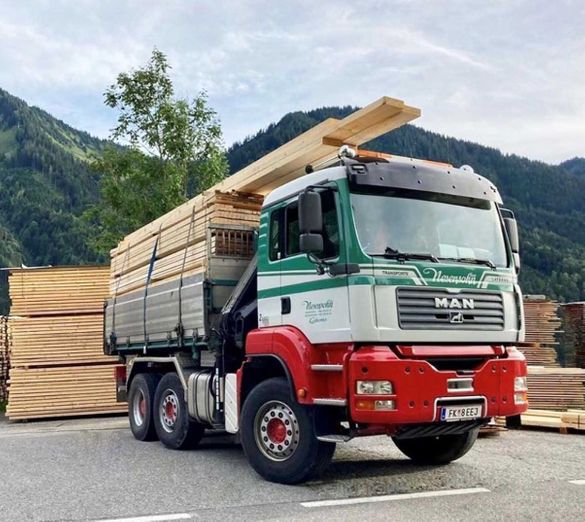 LKW mit Bauholz